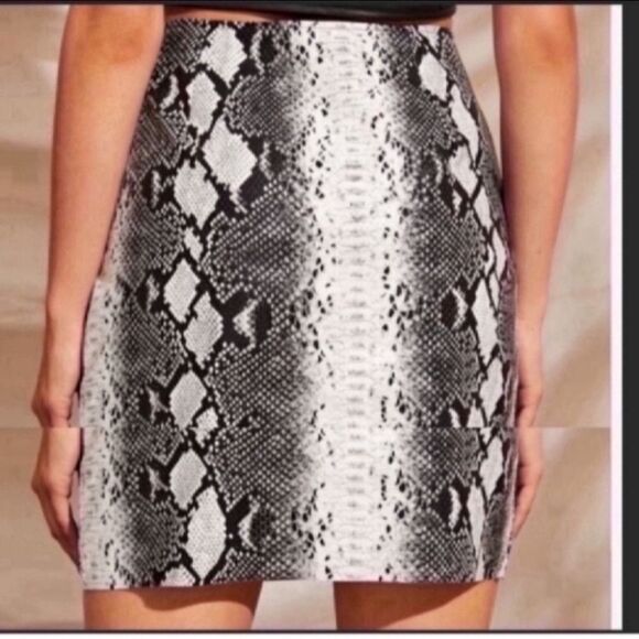 NWOT Snake Print Skirt  Size Small - Picture 7 of 9